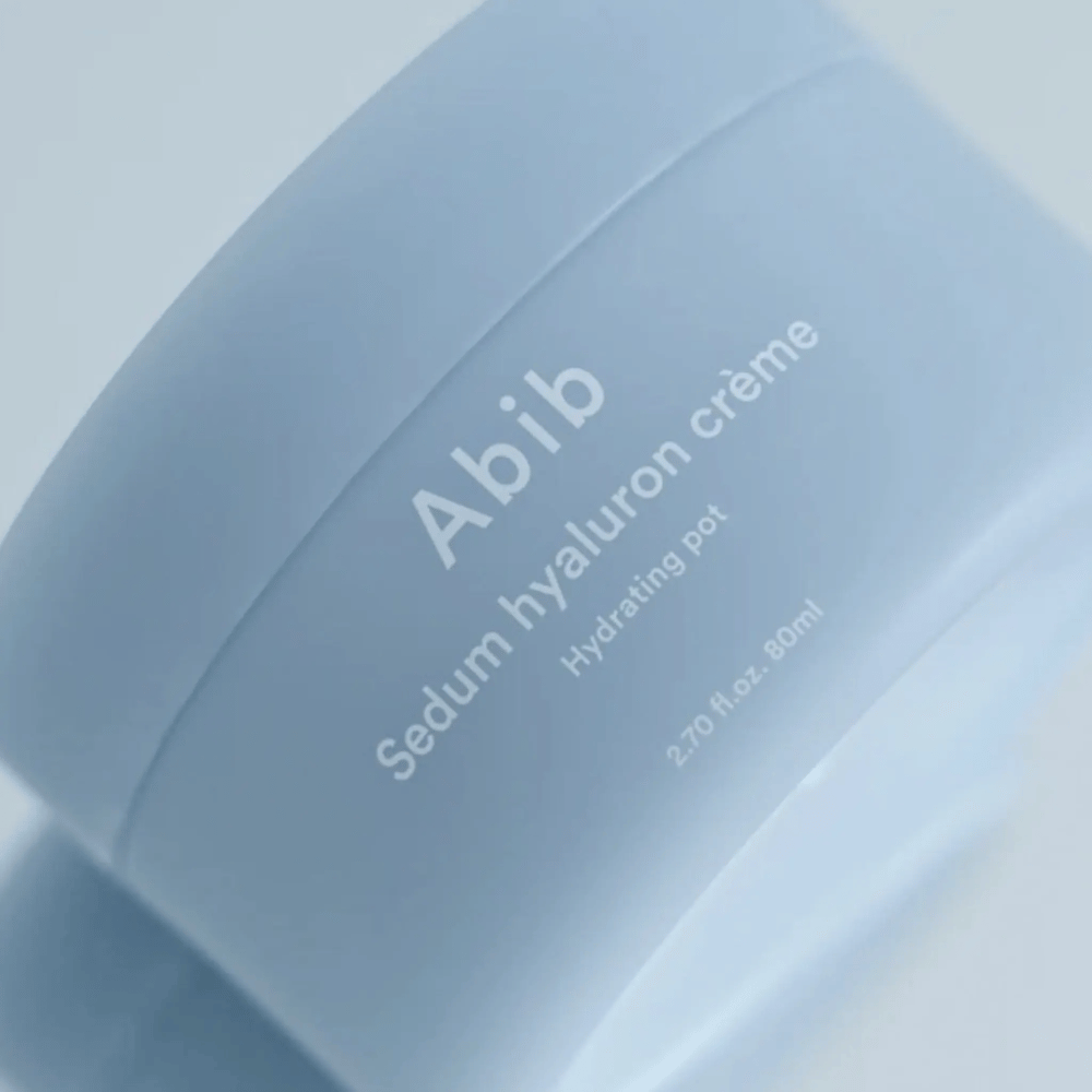 Posnetek od blizu Abib Sedum Hyaluron Crème Hydrating Pot 80 ml v svetlo modri posodi z minimalističnim dizajnom na nevtralnem ozadju.