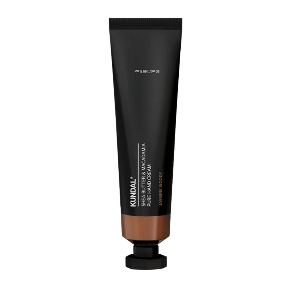 KUNDAL Shea Butter & Macadamia Pure Hand Cream Jasmine Woody stoji na beli podlagi – intenzivno vlažilna krema za roke s karitejevim maslom in makadamijo za vsakodnevno nego rok.