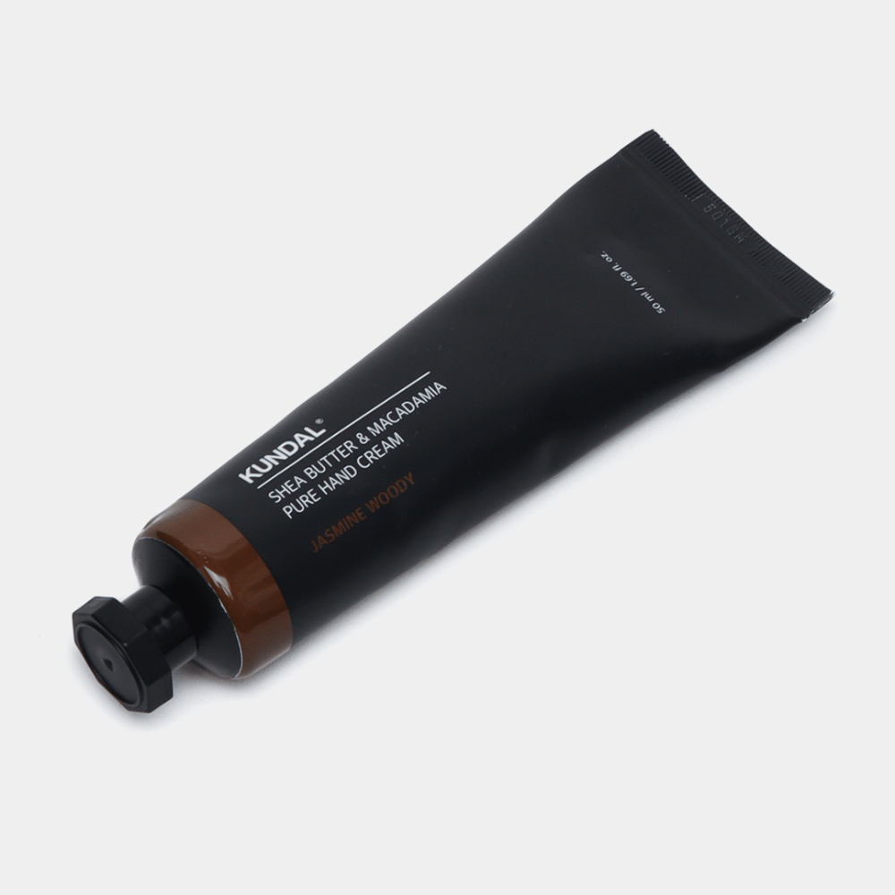 KUNDAL Shea Butter & Macadamia Pure Hand Cream Jasmine Woody – vlažilna krema za roke s karitejevim maslom in makadamijevim oljem za mehke roke in topel, cvetlični vonj.