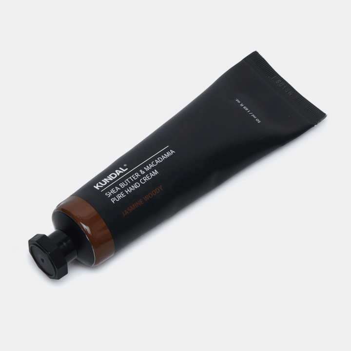 KUNDAL Shea Butter & Macadamia Pure Hand Cream Jasmine Woody – vlažilna krema za roke s karitejevim maslom in makadamijevim oljem za mehke roke in topel, cvetlični vonj.