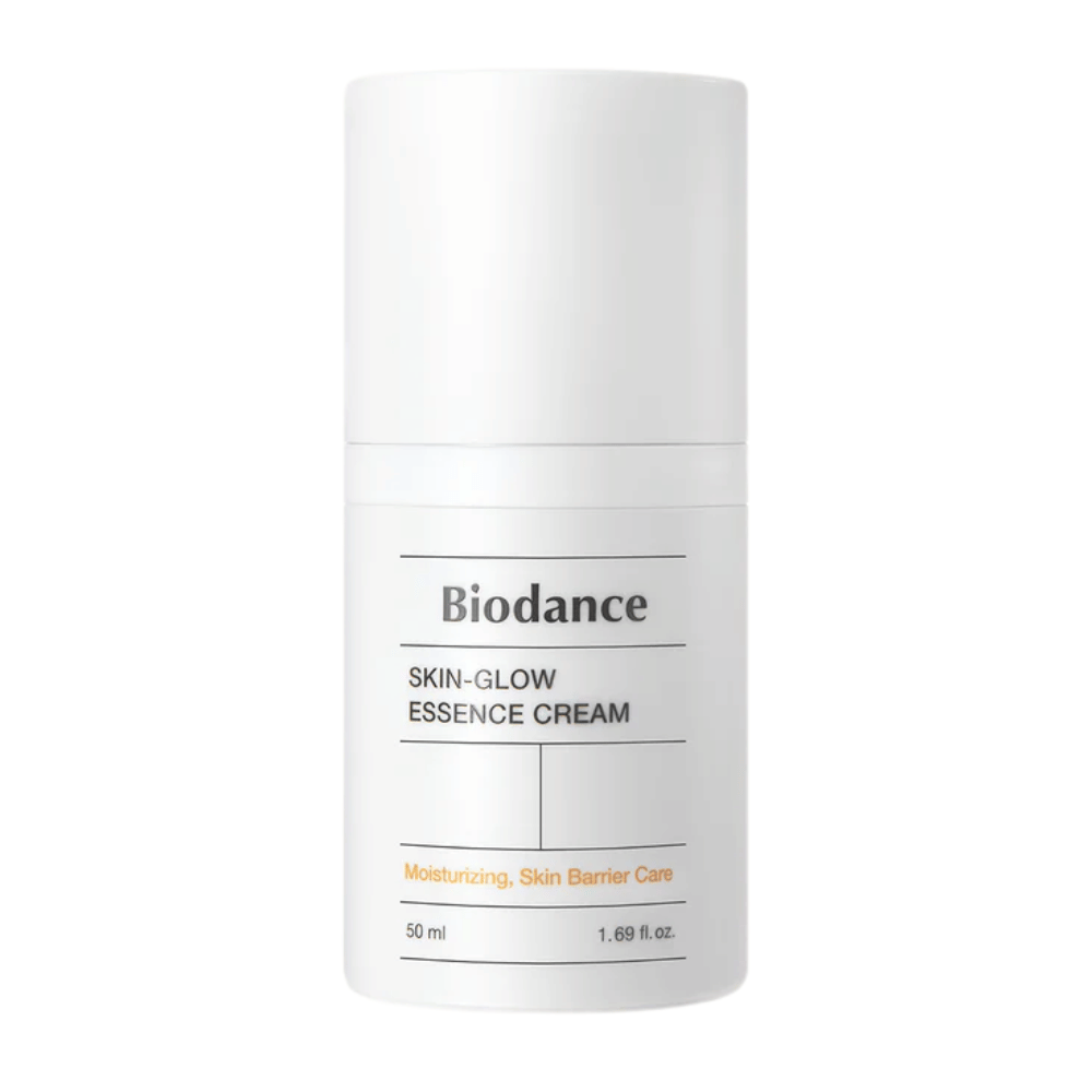 Slika izdelka Biodance Skin-Glow Essence Cream v beli steklenički s pumpico z minimalističnim dizajnom. Besedilo na embalaži prikazuje, da krema vlaži in krepi kožno pregrado. Prostornina: 50 ml.