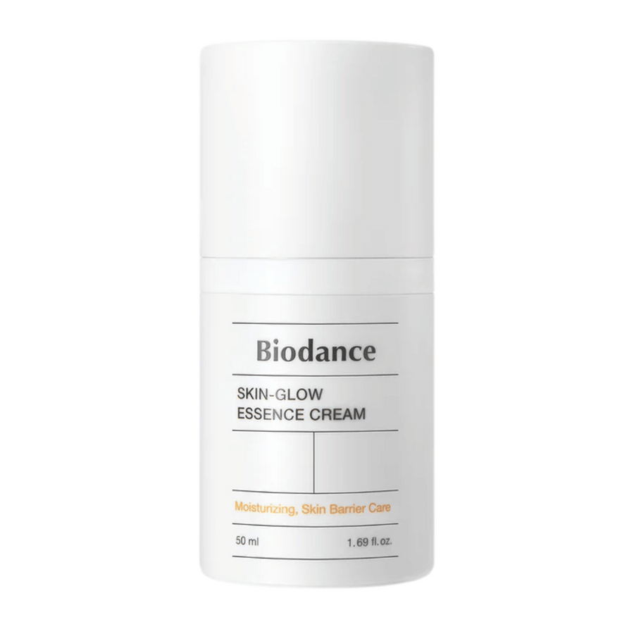 Slika izdelka Biodance Skin-Glow Essence Cream v beli steklenički s pumpico z minimalističnim dizajnom. Besedilo na embalaži prikazuje, da krema vlaži in krepi kožno pregrado. Prostornina: 50 ml.