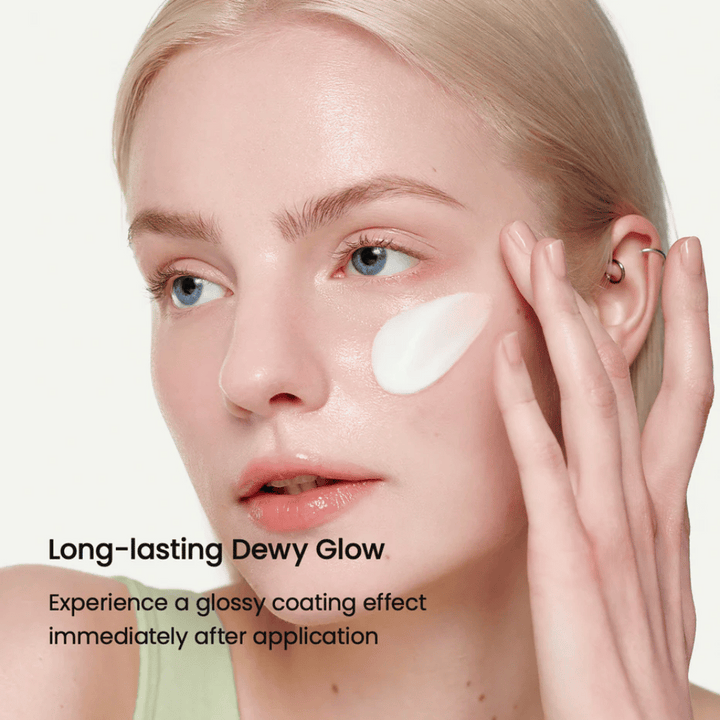 Bližnji posnetek ženske s svetlo poltjo, ki nanese Biodance Skin-Glow Essence Cream na lice, kar daje takojšen sijoč in navlažen videz z dolgotrajnim sijajem.