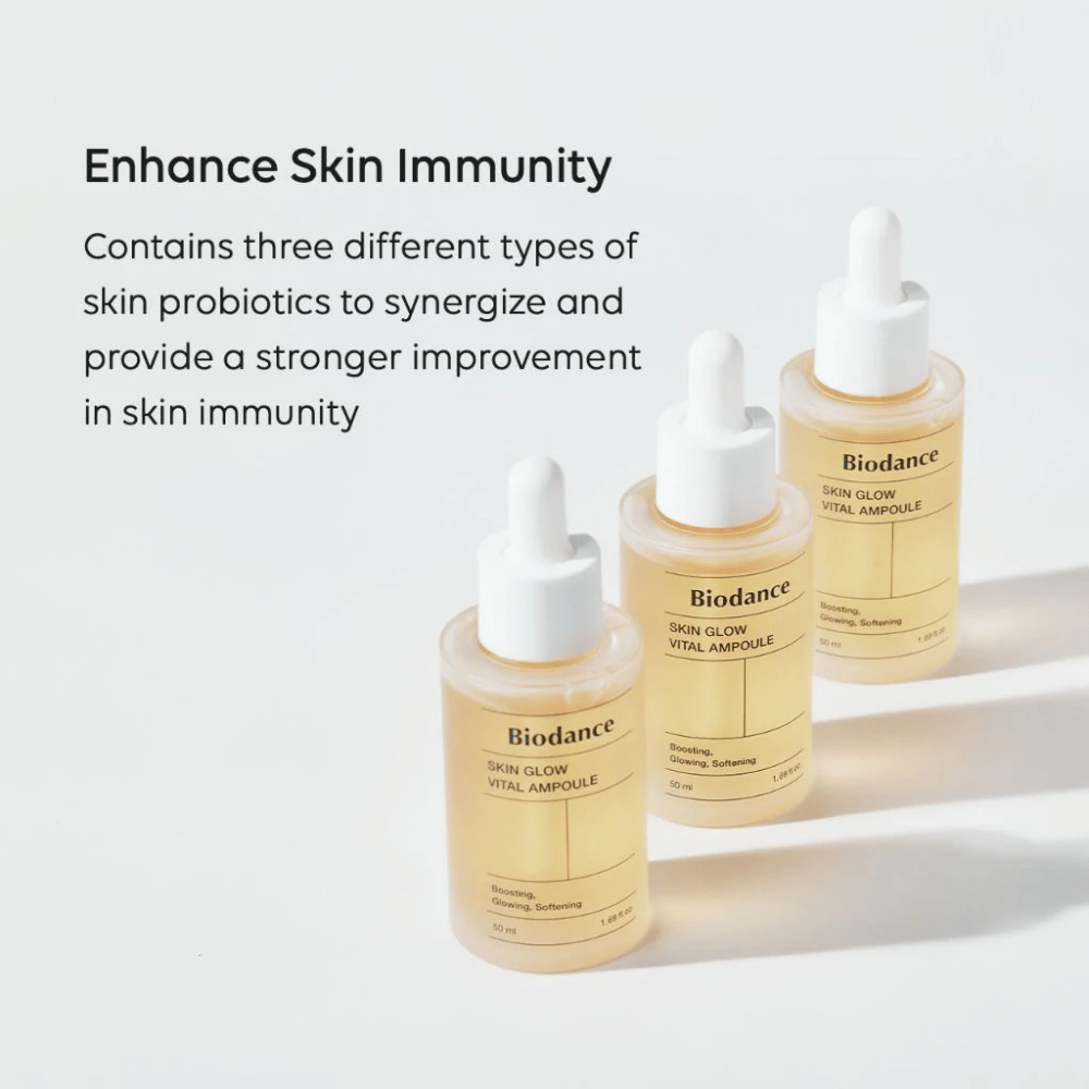 Tri stekleničke Biodance Skin Glow Vital Ampoule so prikazane z besedilom 'Okrepite imunost kože'. Izdelek vsebuje tri različne vrste kožnih probiotikov, ki krepijo imuniteto kože in izboljšujejo njeno zaščito.