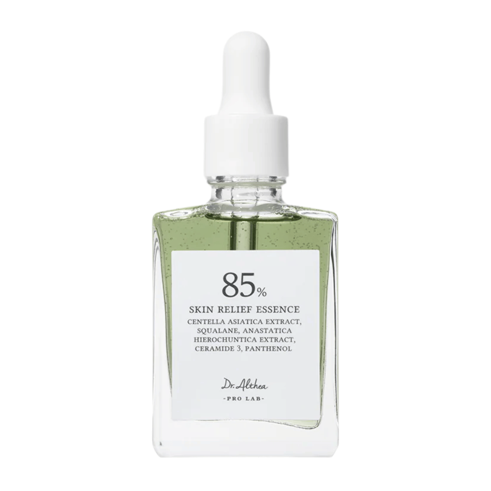 Dr. Althea 85% Skin Relief Essence v elegantni steklenički z belo pipeto. Vsebuje centella asiatica, ceramide in pantenol za pomiritev in obnovo kože.
