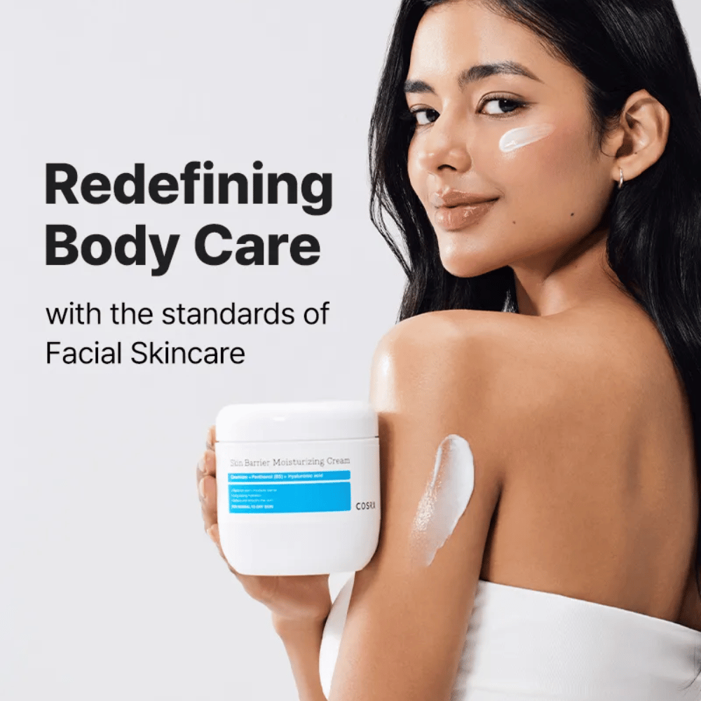 Ženska nanaša COSRX Skin Barrier Moisturizing Cream – vlažilna krema za telo, navdihnjena z nego obraza.