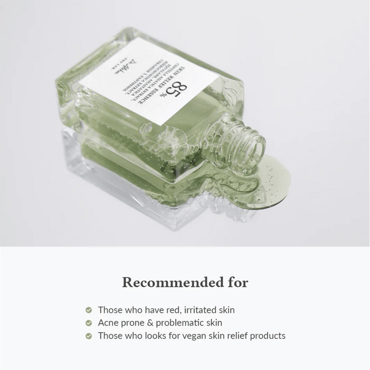 Dr. Althea Skin Relief Essence leži z izdelkom, ki se izteka. Priporočljivo za rdečo, razdraženo kožo, kožo nagnjeno k aknam in za tiste, ki iščejo vegansko nego kože.