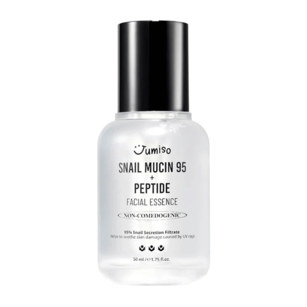 Jumiso Snail Mucin 95 + Peptide Facial Essence v prozorni steklenici s črnim pokrovčkom. Pomirjujoča, vlažilna in nekomedogena esenca z 95 % polžje sluzi.