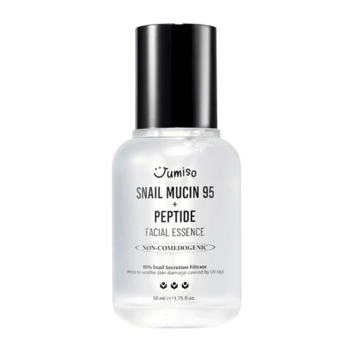 Jumiso Snail Mucin 95 + Peptide Facial Essence v prozorni steklenici s črnim pokrovčkom. Pomirjujoča, vlažilna in nekomedogena esenca z 95 % polžje sluzi.