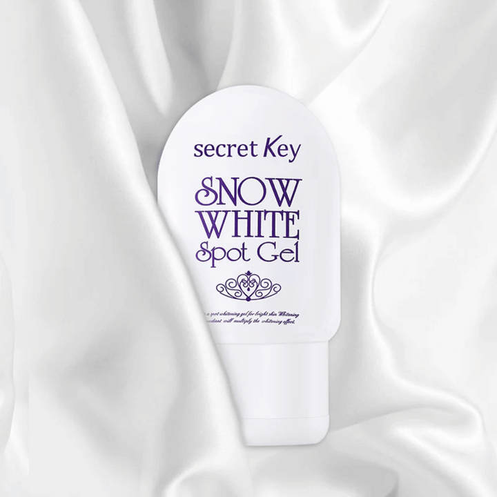 Secret Key Snow White Spot Gel postavljen na belo svilnato ozadje.