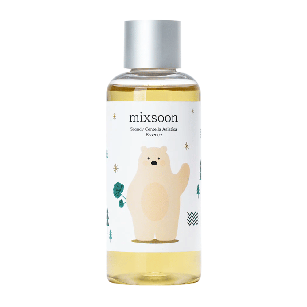 Slika izdelka Mixsoon Soondy Centella Asiatica Essence v prozorni steklenici z ilustracijo medveda, na beli podlagi.