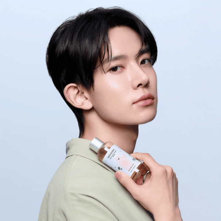 Model drži Mixsoon Soondy Centella Asiatica Essence v roki, prikazuje izdelek za občutljivo kožo.