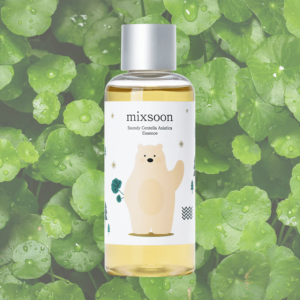 Mixsoon Soondy Centella Asiatica Essence steklenica z ilustracijo medveda, na ozadju zelenih listov centelle.