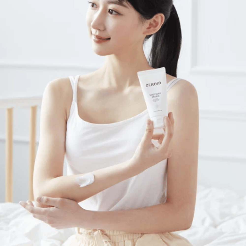 Oseba nanaša ZEROID Soothing Cream na roko za pomiritev suhe in občutljive kože