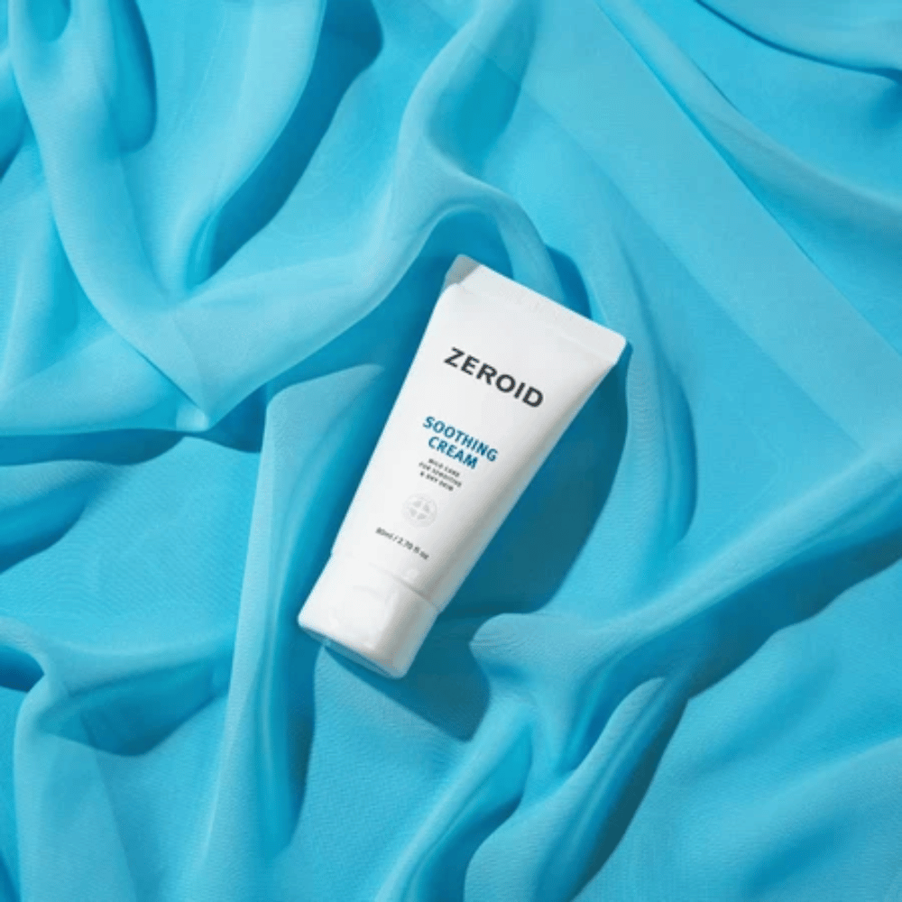 ZEROID Soothing Cream na modrem ozadju, ki krepi kožno pregrado in vlaži občutljivo kožo