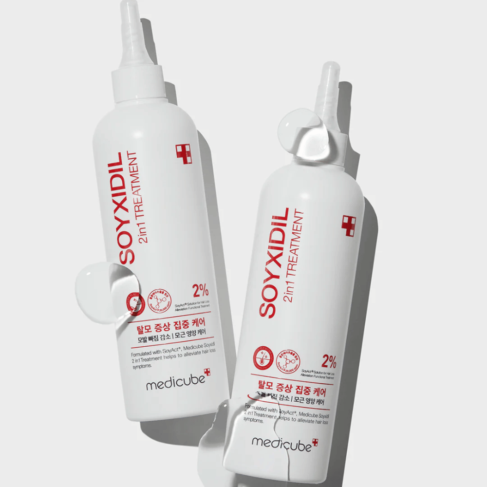 Dve steklenici Medicube Soyxidil 2in1 Treatment z jasnim besedilom »2% SoyAct™ Solution«. Negovalno zdravljenje proti izpadanju las in suhemu lasišču.