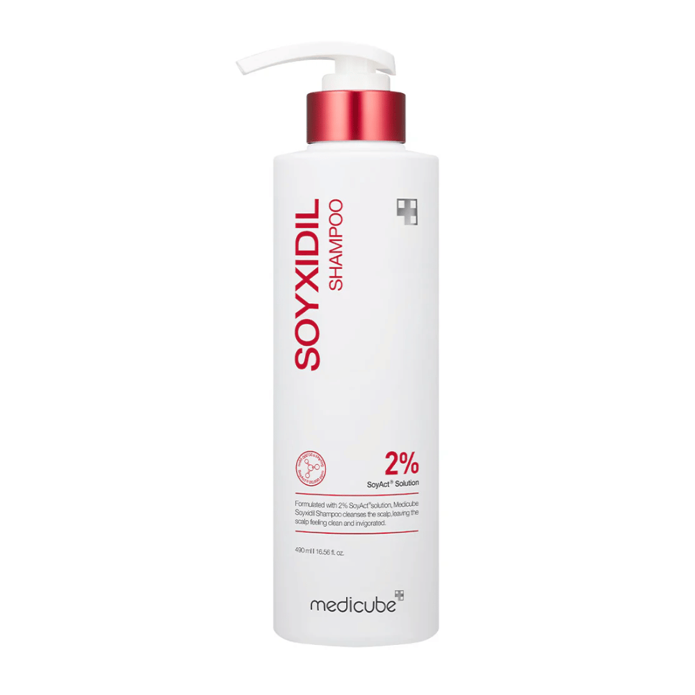 Slika izdelka Medicube Soyxidil Shampoo v beli steklenici z rdečo pumpico – vsebuje 2% SoyAct™ Solution za močnejše lase in zmanjšanje izpadanja las.