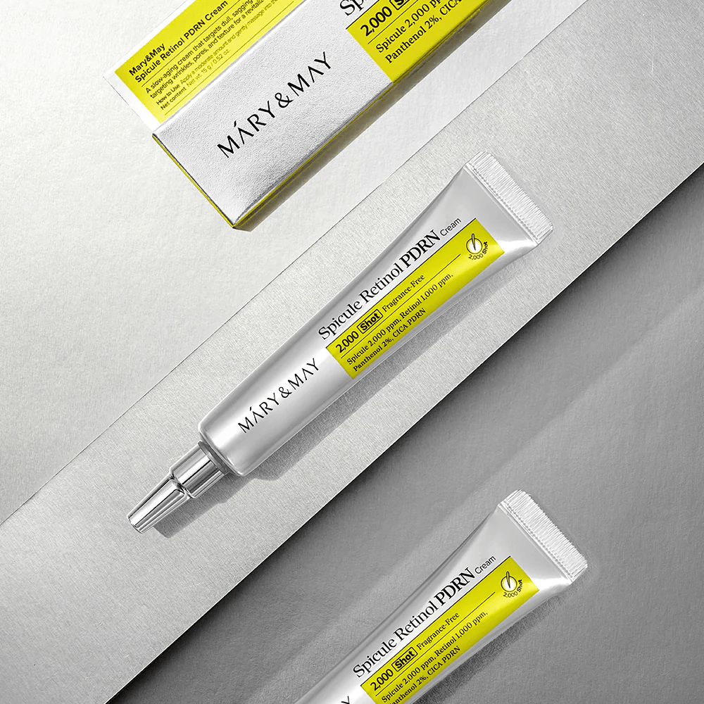 MARY & MAY Spicule Retinol PDRN Cream v tubi in embalaži na svetli podlagi, aktivna krema za obraz z retinolom, tehnologijo spikule in PDRN za izboljšano strukturo kože in obnovo kože.