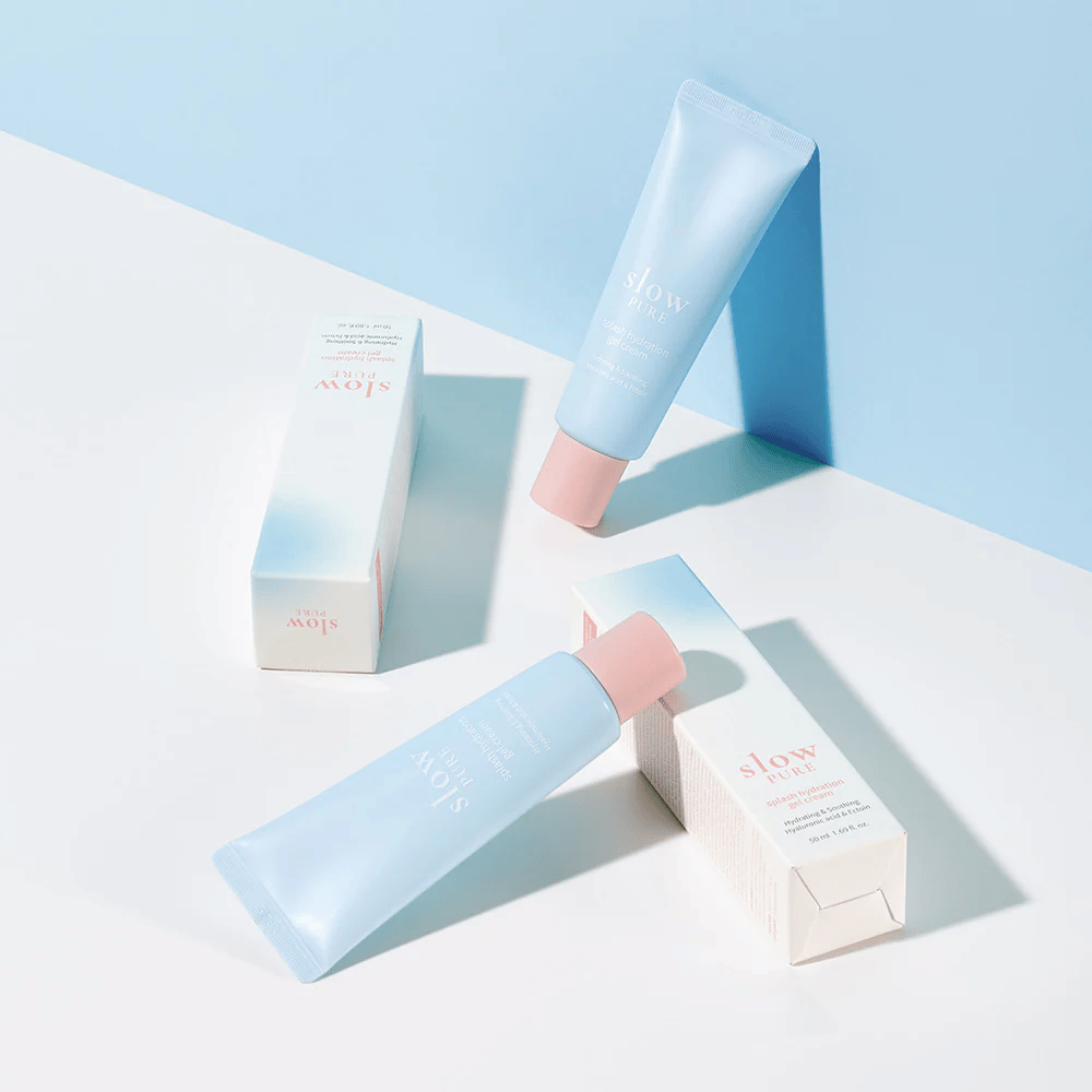 Več tub Slow Pure Splash Hydration Gel Cream z embalažo v svetlo modrih in belih tonih.