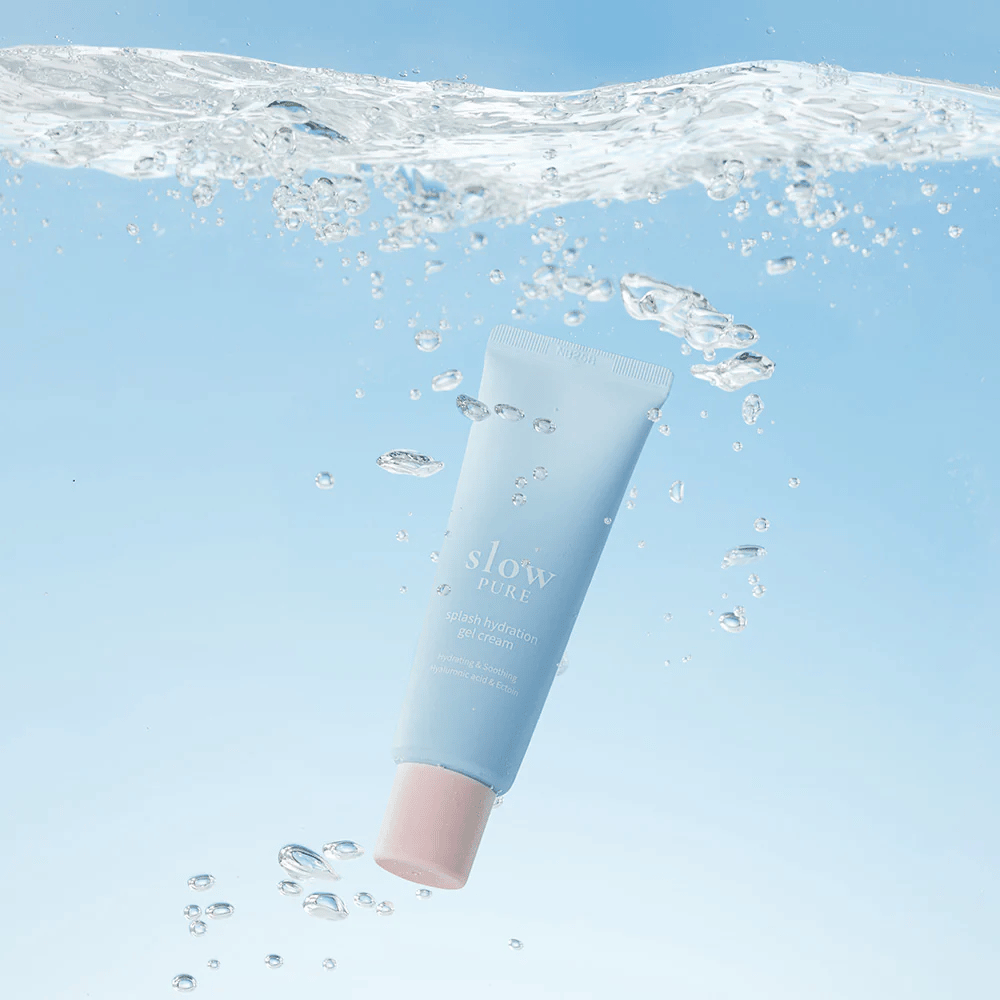 Slow Pure Splash Hydration Gel Cream upodobljena pod vodo, simbolizira intenzivno vlaženje.