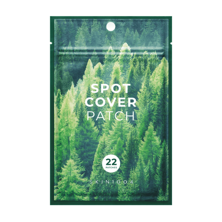Embalaža z "Spot Cover Patch", ki vsebuje 22 obližev, oblikovana z motivom zelene gozdne pokrajine. Besedilo "SPOT COVER PATCH" je natisnjeno v beli barvi na sprednji strani, krog pa označuje število obližev. Izdelek je iz blagovne znamke SKIN1004.