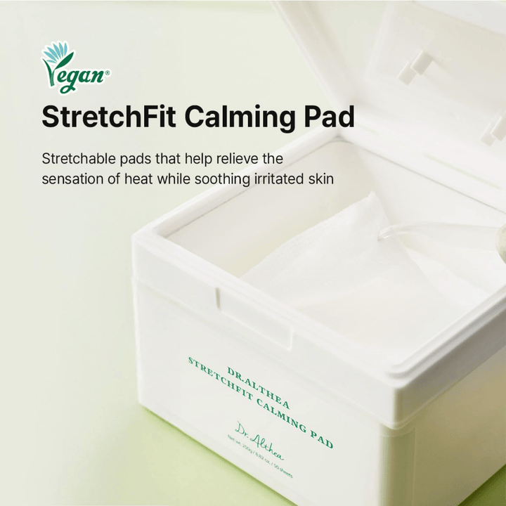 Slika – življenjski slog / odprta embalaža (nakupna namera)
Dr. Althea Stretchfit Calming Pad v embalaži z vlažilnimi blazinicami, ki pomirjajo in negujejo občutljivo kožo.