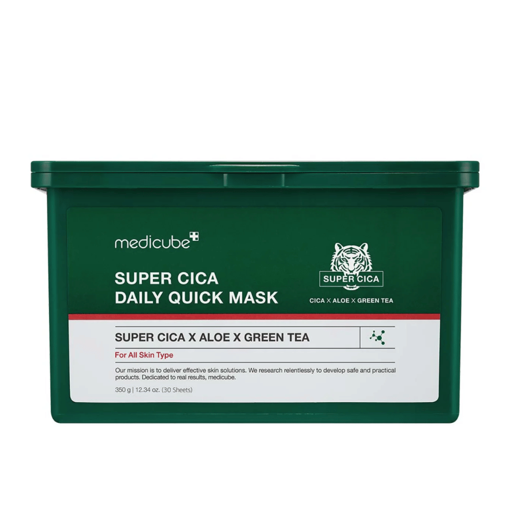 Zelena plastična posoda z etiketo za medicube Super Cica Daily Quick Mask – obrazna maska s Cico, alojo in zelenim čajem za dnevno vlaženje in pomirjujoč učinek na vse tipe kože.