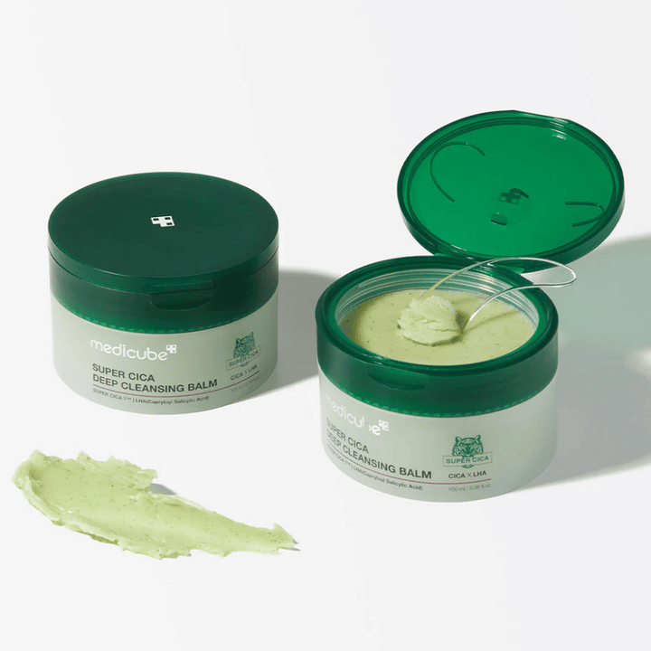 Medicube Super Cica Deep Cleansing Balm je globinsko čistilni balzam, ki je idealen za občutljivo kožo. Vsebuje Super Cica in LHA, ki učinkovito odstranjujeta ličila, umazanijo in nečistoče, hkrati pa pomirjata in negujeta kožo.