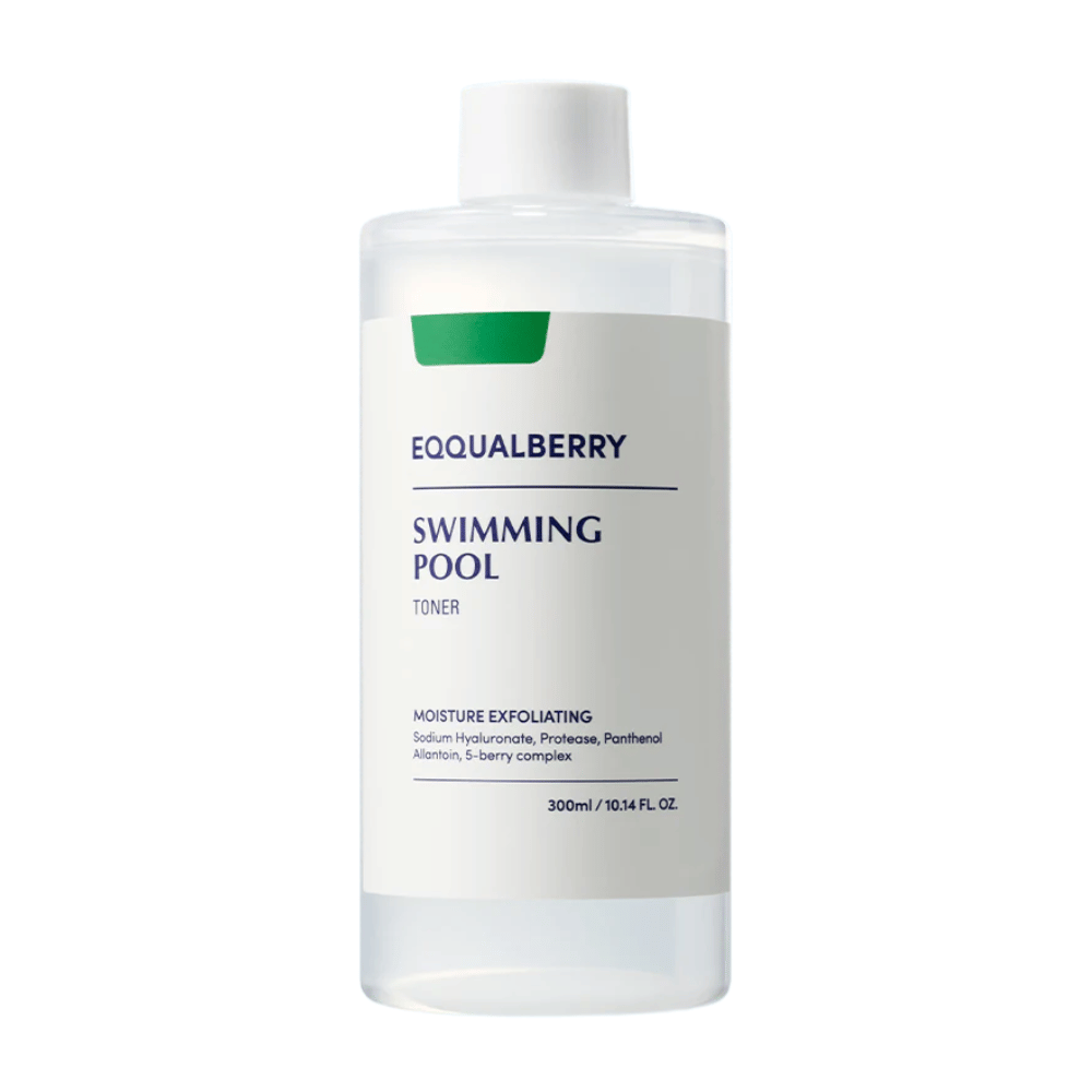 Equalberry Swimming Pool Toner v minimalistični prozorni steklenički z belo etiketo. Vlažilna in eksfoliantna formula za svežo in uravnoteženo kožo.