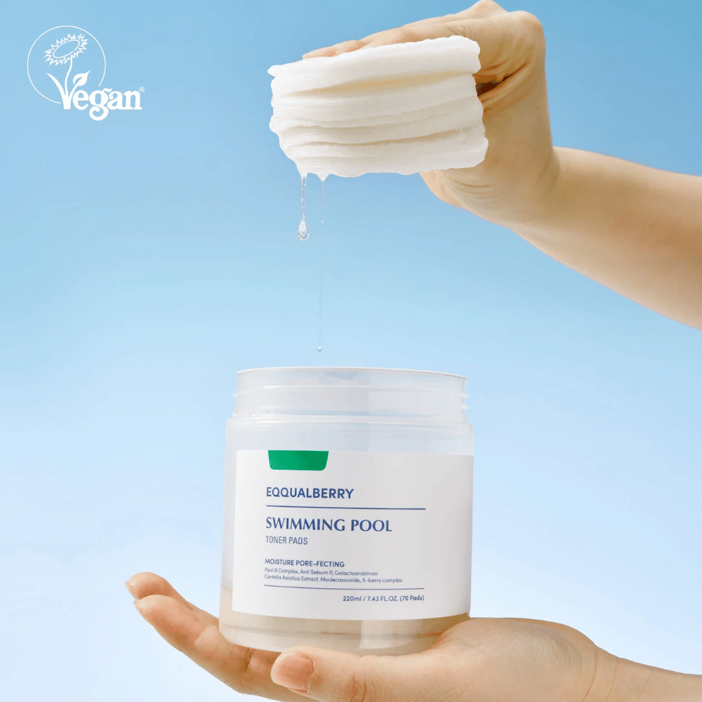 Equalberry Swimming Pool Toner Pads so veganske in vlažilne blazinice s kapljajočo serumsko vsebino – popolne za osvežitev in pomiritev kože.