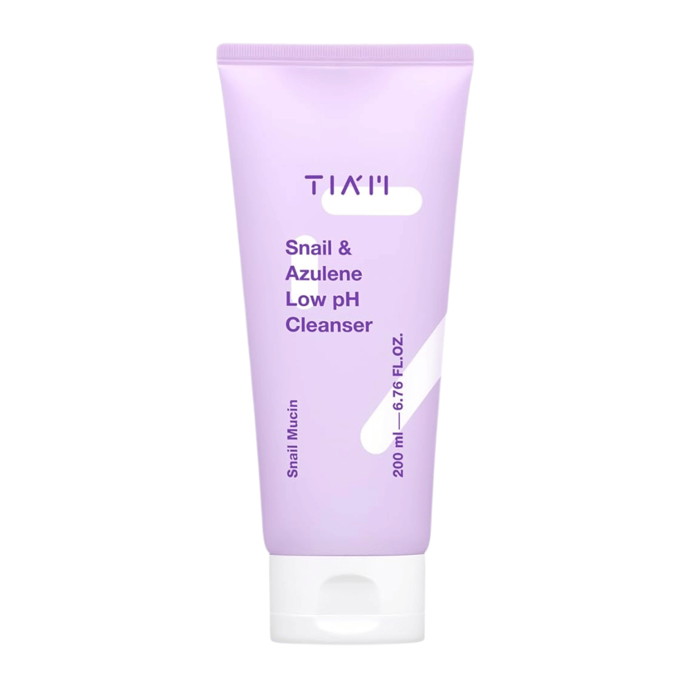 TIA'M Snail & Azulene Low pH Cleanser v vijolični tubi na beli podlagi, 200 ml, nežen čistilni gel za obraz s polžjo sluzjo in azulenom za občutljivo kožo.