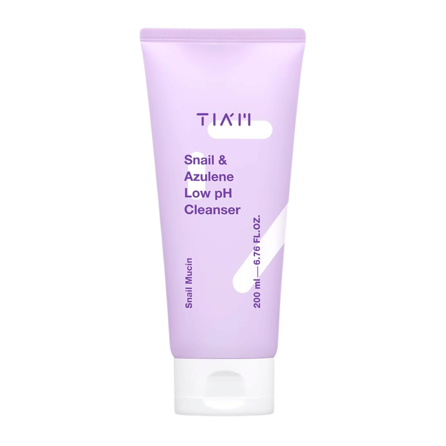 TIA'M Snail & Azulene Low pH Cleanser v vijolični tubi na beli podlagi, 200 ml, nežen čistilni gel za obraz s polžjo sluzjo in azulenom za občutljivo kožo.