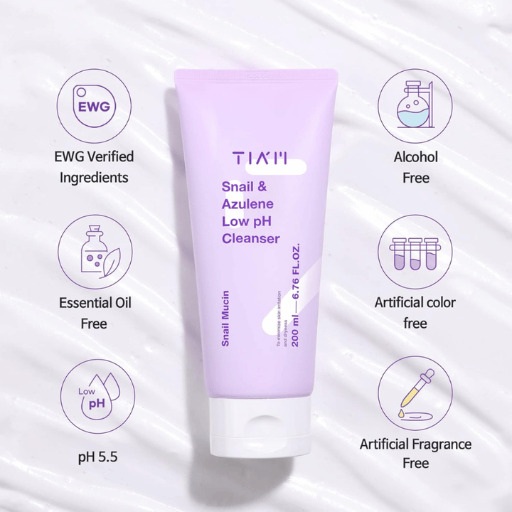 TIA'M Snail & Azulene Low pH Cleanser je prikazan s simboli za EWG-preverjene sestavine, nizko pH-vrednost in dejstvo, da je izdelek brez alkohola, dišav, barvil in eteričnih olj.