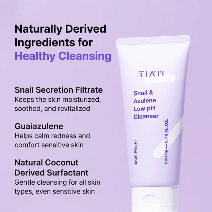 TIA'M Snail & Azulene Low pH Cleanser prikazuje ključne sestavine, kot so polžja sluz, guaiazulene in kokosov tenzid – naravno osnovane snovi, ki vlažijo, pomirjajo in nežno čistijo kožo.