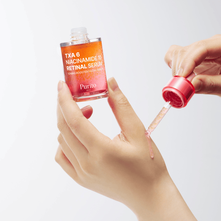 Roka nanaša Purito TXA 6 Niacinamide 10 Retinal Serum. Lahka formula z aktivnimi sestavinami za sijaj, elastičnost in bolj jasno kožo.