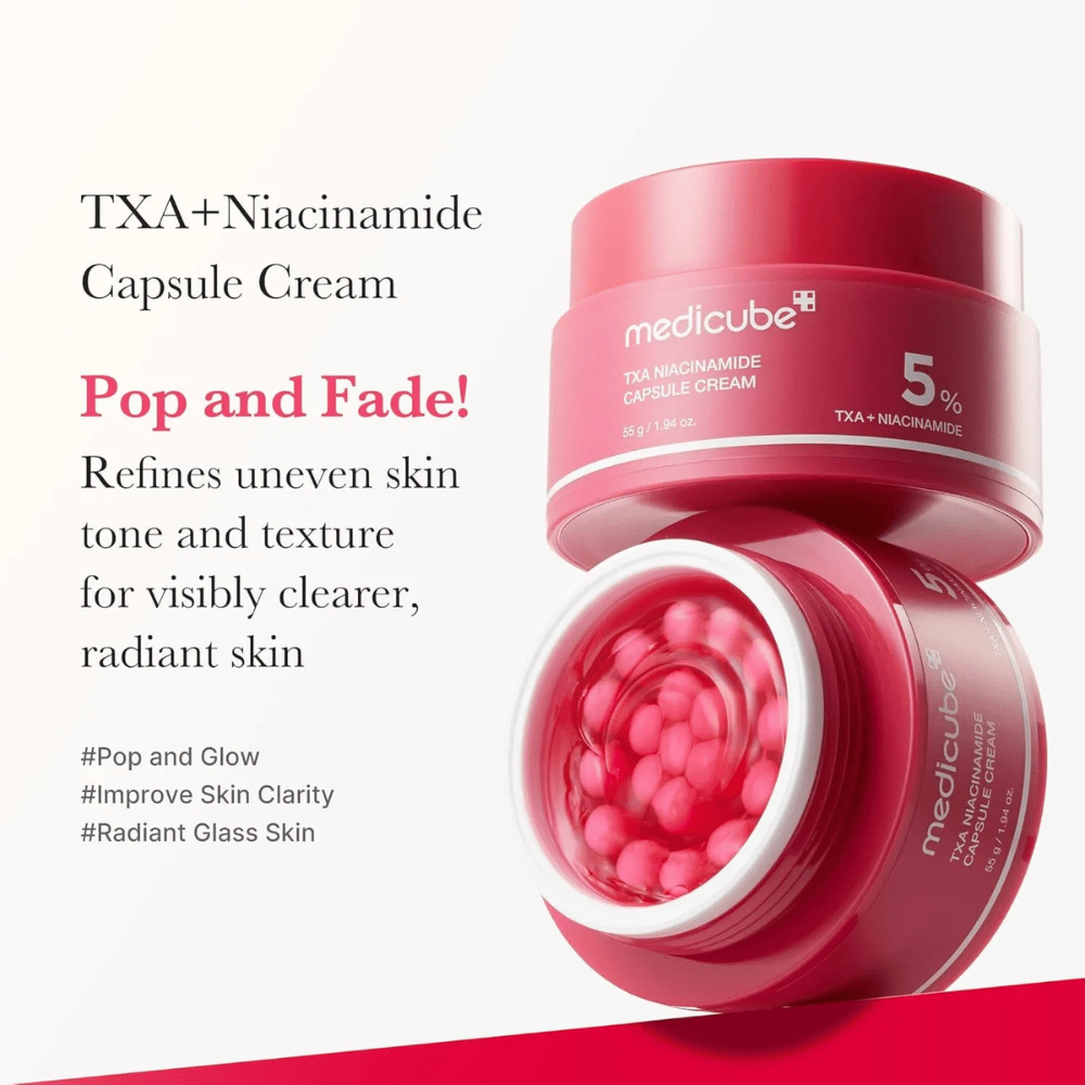 Medicube TXA Niacinamide Capsule Cream z besedilom o izenačevanju tena kože in sijaju, prikazuje odprt lonček z rožnatimi kapsulami in embalažo izdelka poleg.