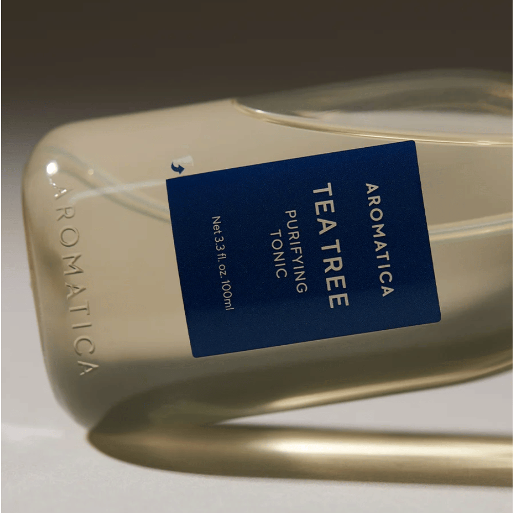 AROMATICA Tea Tree Purifying Tonic – bližnji posnetek stekleničke in etikete izdelka