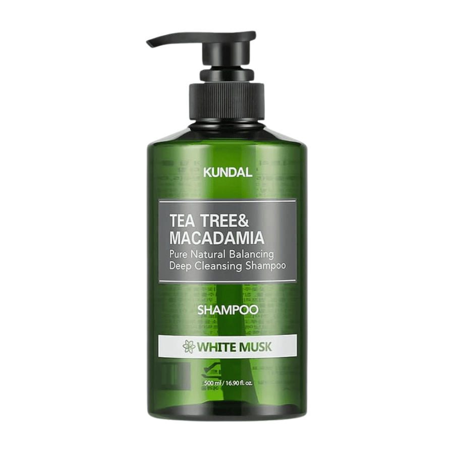 Elegantna izrezana produktna slika KUNDAL Tea Tree & Macadamia Deep Cleansing Shampoo White Musk z zeleno prozorno stekleničko in zasnovo s pumpico.