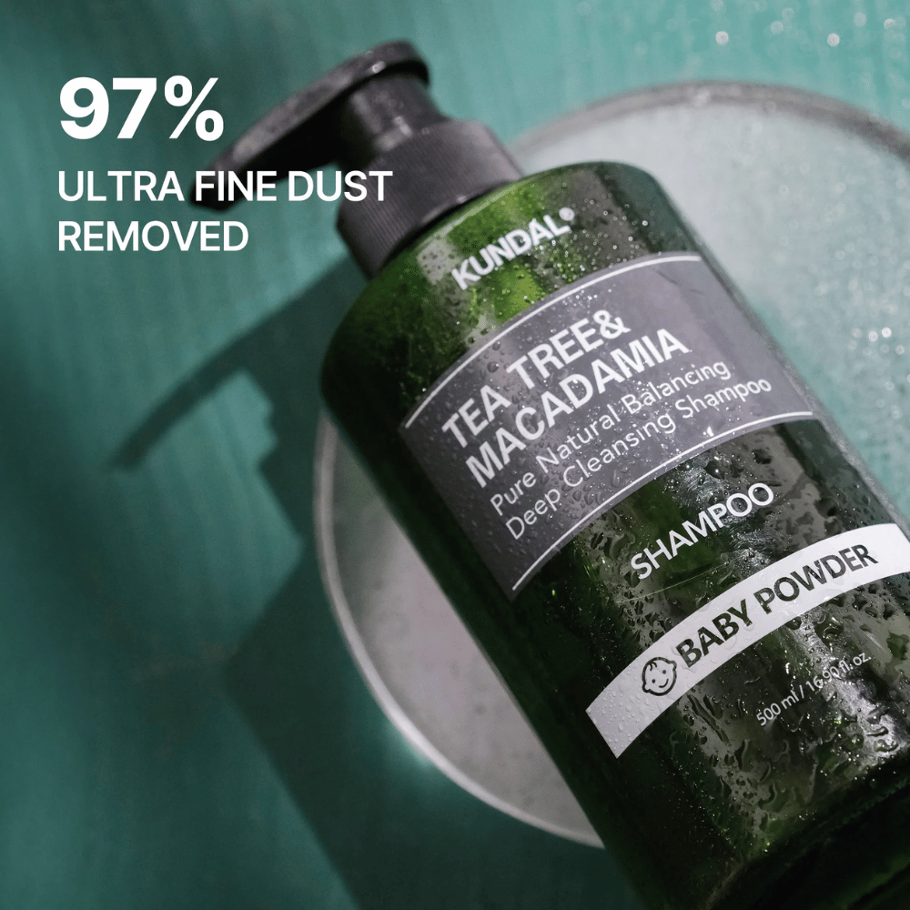 Bližnji posnetek KUNDAL Tea Tree & Macadamia Shampoo s poudarkom na lastnostih globinskega čiščenja in tem, da izdelek pomaga odstraniti ultrafine delce in umazanijo.