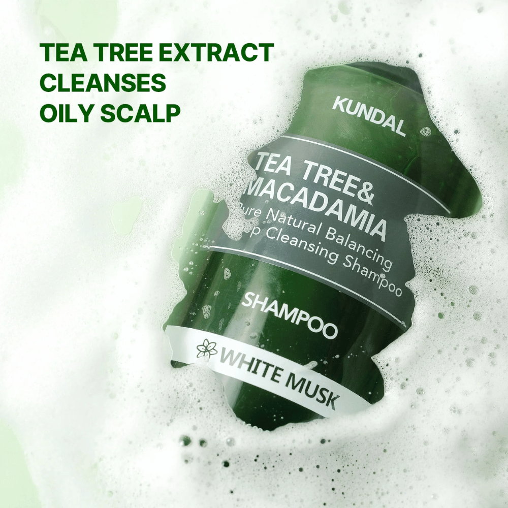 Produktna slika s peno in besedilom, ki poudarja čistilni učinek izvlečka tea tree za mastno lasišče in uravnoteženo nego lasišča.