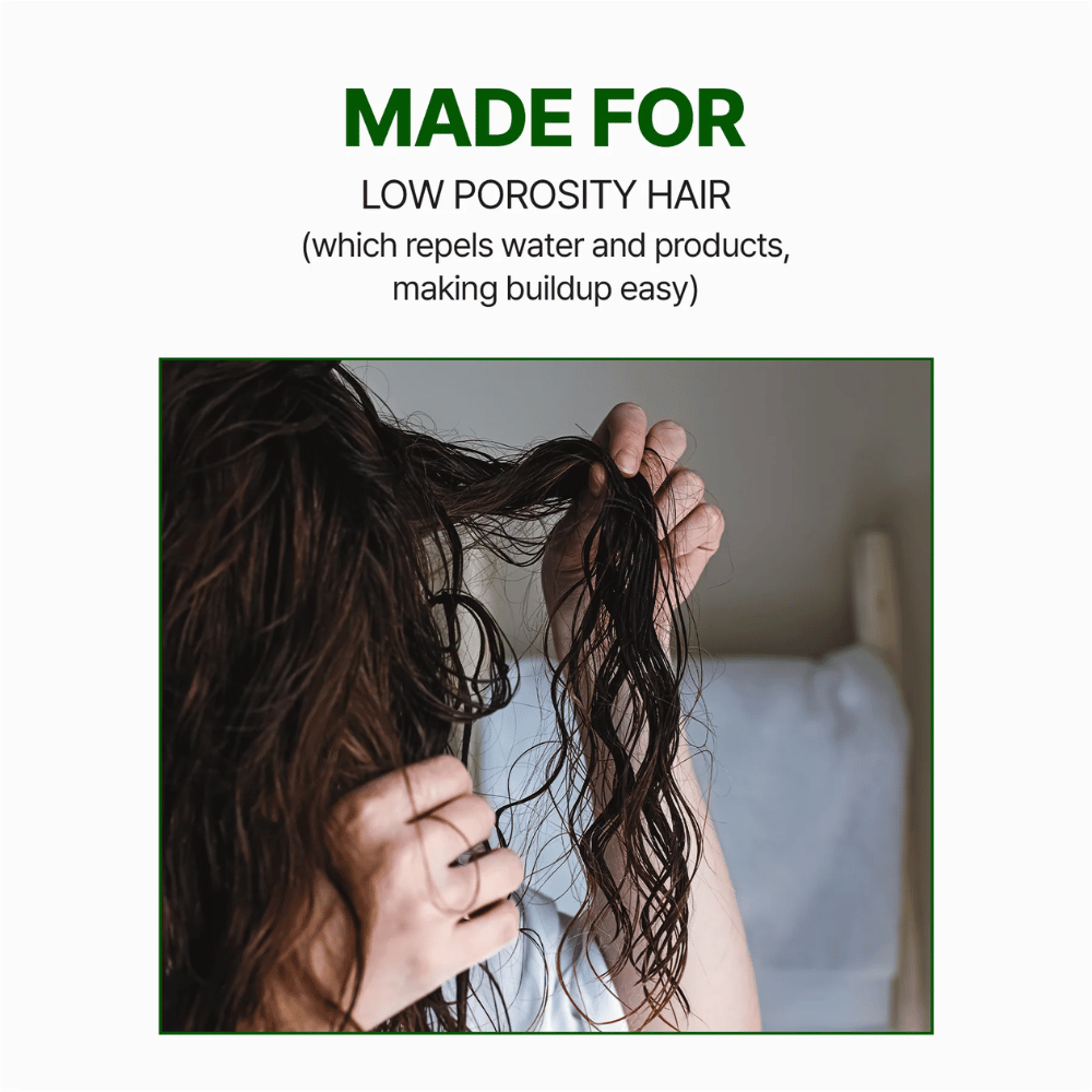 Informativna slika o tem, da je šampon primeren za lase z nizko poroznostjo in pomaga zmanjšati ostanke izdelkov ter nabiranje nečistoč v laseh in na lasišču.