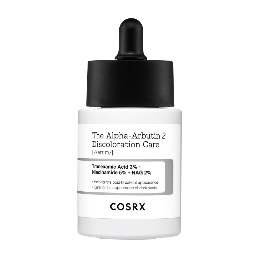 COSRX The Alpha-Arbutin 2 Discoloration Care Serum z 3% traneksamske kisline, 5% niacinamida in 2% NAG. Serum, ki cilja na temne lise in pigmentacijo za bolj enakomeren ten kože in večji sijaj.