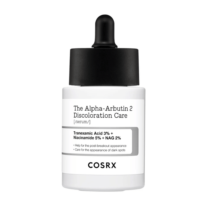 COSRX The Alpha-Arbutin 2 Discoloration Care Serum z 3% traneksamske kisline, 5% niacinamida in 2% NAG. Serum, ki cilja na temne lise in pigmentacijo za bolj enakomeren ten kože in večji sijaj.