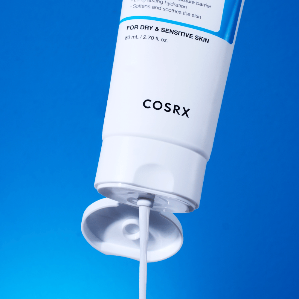 COSRX The Ceramide Skin Barrier Moisturizer s teksturo kreme – krema za obraz, ki krepi pregrado in zagotavlja dolgotrajno vlaženje ter pomirja občutljivo kožo.