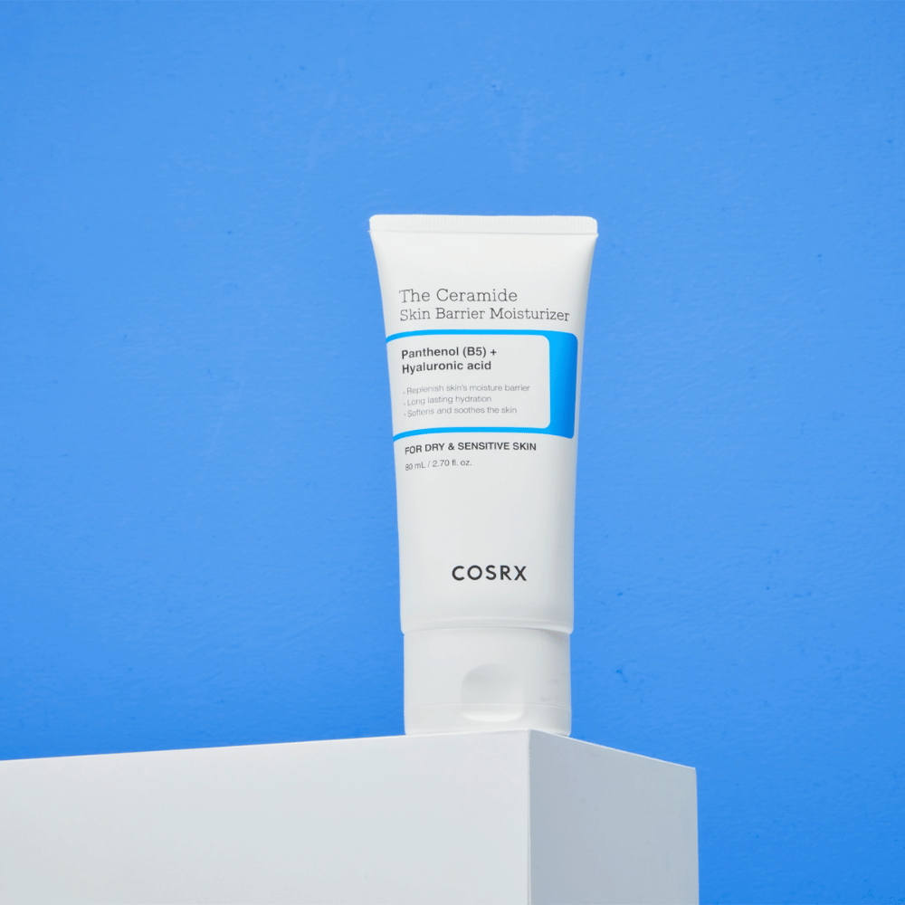COSRX The Ceramide Skin Barrier Moisturizer na podstavku – vlažilna krema za obraz s ceramidi, pantenolom in hialuronsko kislino za suho in občutljivo kožo.