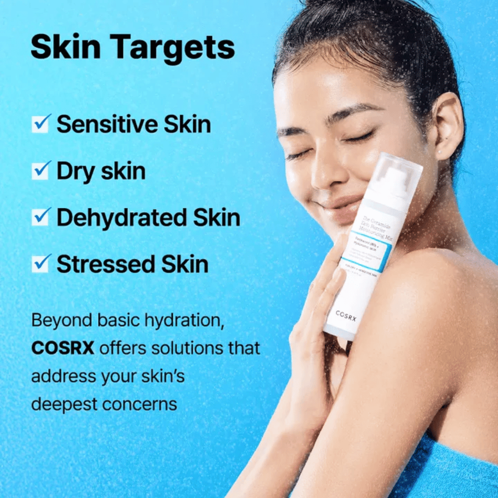 Ženska drži COSRX Ceramide Skin Barrier Mist – popoln za občutljivo, suho in stresno kožo, ki potrebuje dodatno vlago.