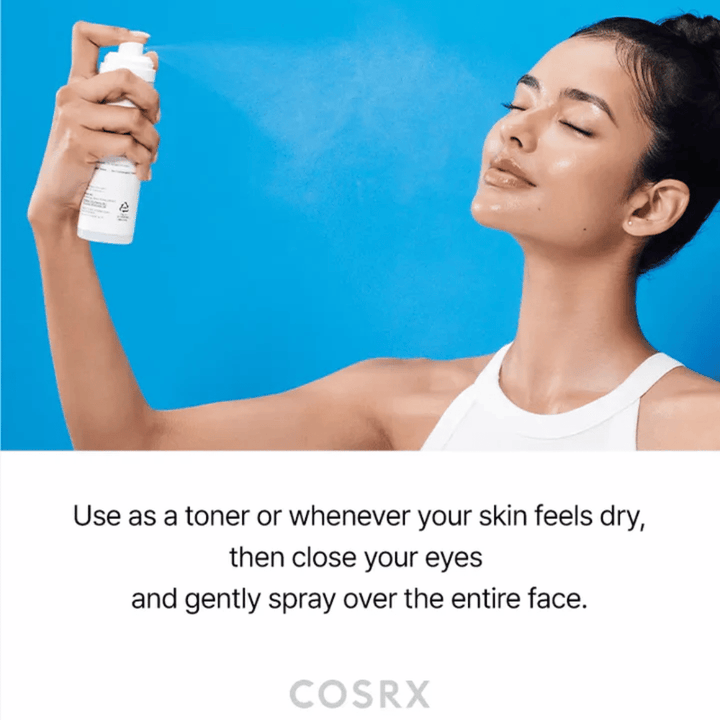 Ženska razpršuje COSRX Ceramide Skin Barrier Mist na obraz za hitro vlaženje in svež občutek.