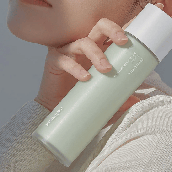 Celimax The Real Noni Hydra Firming Lotion je učinkovit losjon, ki učvrsti kožo in zagotavlja globinsko vlago. Obogaten z izvlečkom Noni in hranilnimi sestavinami, izboljša elastičnost kože in daje svežo, sijočo kožo. Popoln za vsakodnevno uporabo za mehko in hidrirano kožo!