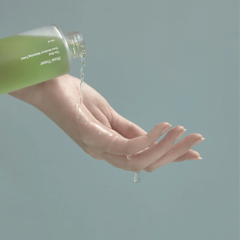 Celimax The Real Noni Moisture Balancing Toner je lahek in osvežujoč tonik, ki vlaži in uravnoveša kožo. Obogaten je z ekstraktom Noni, ki pomirja draženje in izboljšuje strukturo kože.