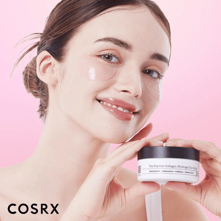 Model s COSRX Peptide Collagen Hydrogel Eye Patch – daje sijaj in vlaženje za utrujeno kožo pod očmi.